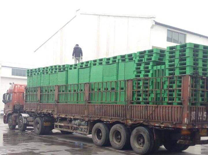 冒雨裝車(chē)，綠色托盤(pán)墊板裝車(chē)發(fā)走